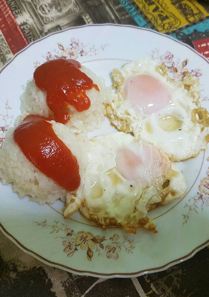 Una foto de Arroz con tomate y huevos fritos