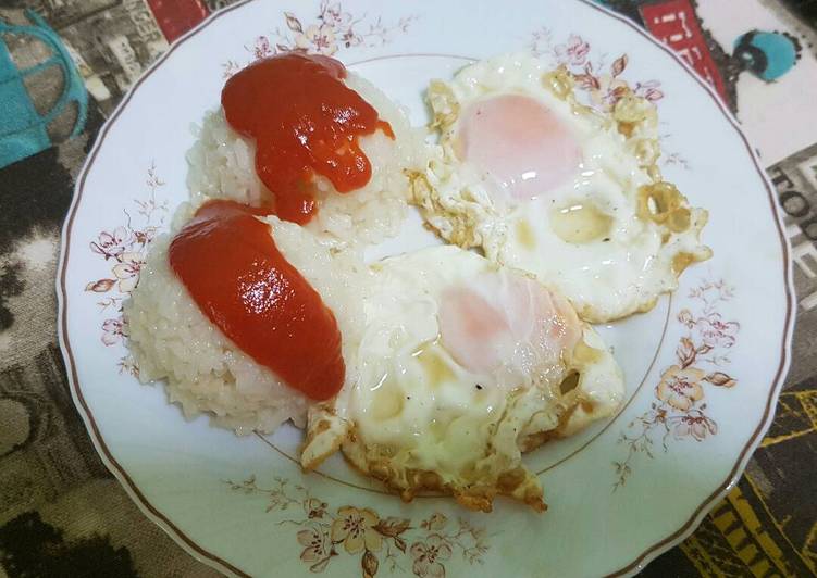 Foto principal de Arroz con tomate y huevos fritos