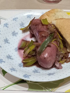 Una foto de Chorizos al vino tinto picante