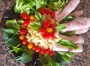 Una foto de Ensalada con jamón y vegetales. #1receta1arból