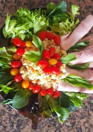 Una foto de Ensalada con jamón y vegetales. #1receta1arból