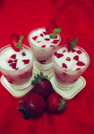 स्ट्रॉबेरी शोट्स (strawberry shots recipe in Hindi) रेसिपी मुख्य फोटो