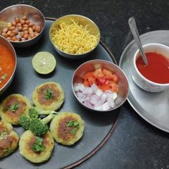 A picture of Broccoli Potato - Ragda Pattice.