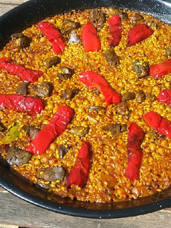 Una foto de Paella de higaditos de pollo y garbanzos
