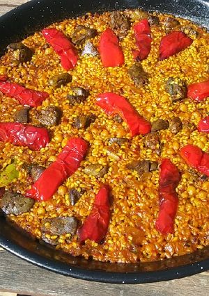 Una foto de Paella de higaditos de pollo y garbanzos