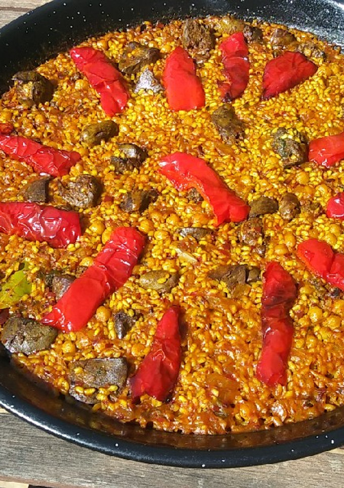 Una foto de Paella de higaditos de pollo y garbanzos