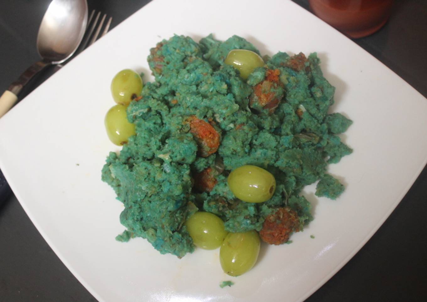 Migas azules con chistorra y uvas