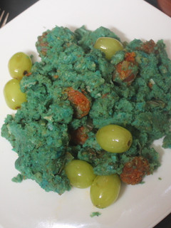 Una foto de Migas azules con chistorra y uvas