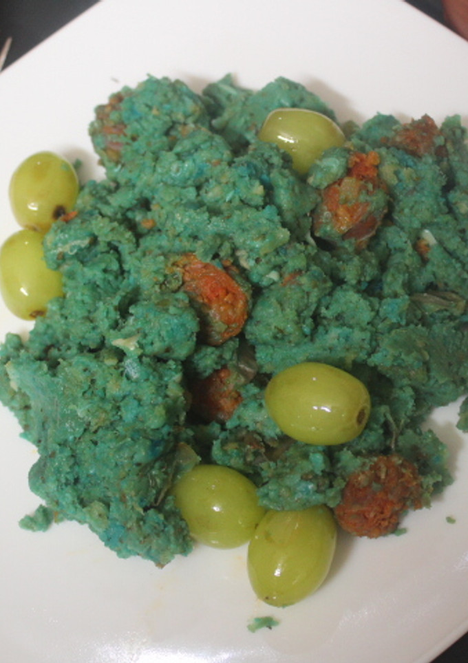 Una foto de Migas azules con chistorra y uvas