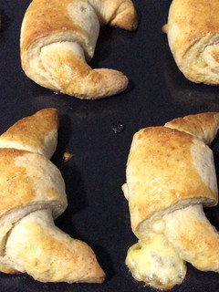 Una foto de Medialunas rellenas de queso