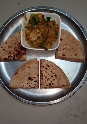 पत्ता गोभी और आलू की सब्जी (Patta gobhi aur aloo ki sabzi recipe in Hindi) रेसिपी मुख्य फोटो