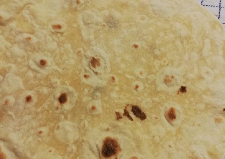 Hjemmelavet tortilla pandekage med kylling og rød bønner