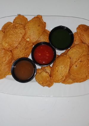 A picture of Aloo Ke pakoray.