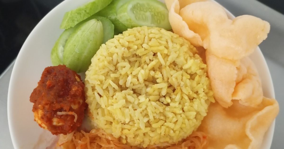 Nasi kuning mejikom bumbu marinasi