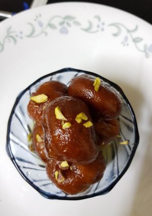 A picture of Kiwi Gulab Jamun.