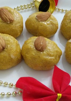 A picture of Besan badam ladoo.