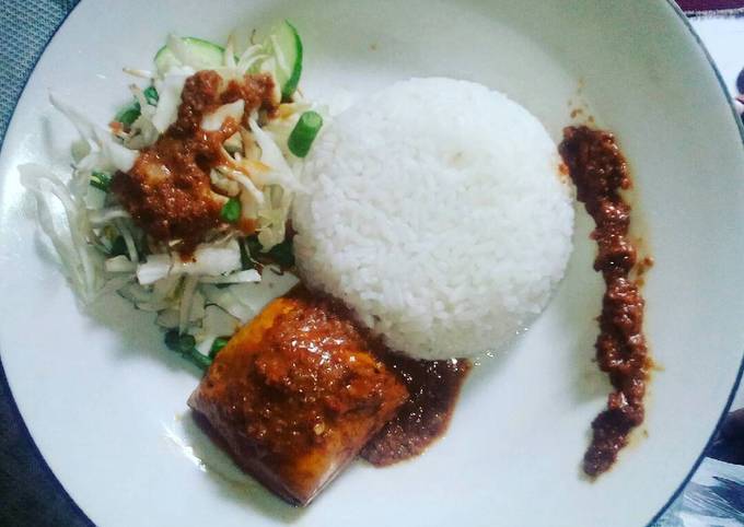 Anti Ribet, Membuat Menu diet nasi tahu bakar sambal pecel with salad Wajib Dicoba