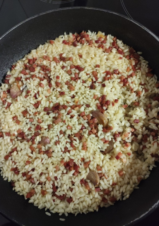 Una foto de Arroz con jamón
