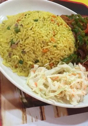 A picture of Fried rice with vegetables and chicken.