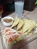 Tacos de guiso de pulpa molida con queso asadero