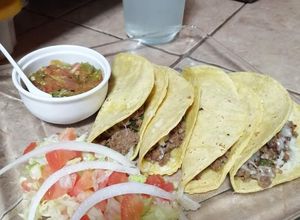 Una foto de Tacos de guiso de pulpa molida con queso asadero
