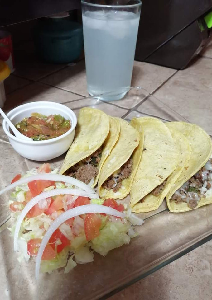 Una foto de Tacos de guiso de pulpa molida con queso asadero