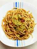 Spaghetti con zucchine, robiola e pomodori secchi