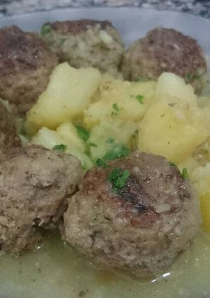 Una foto de Albóndigas con papas verdes