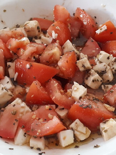 Una foto de 105. Tomate y queso fresco en ensalada