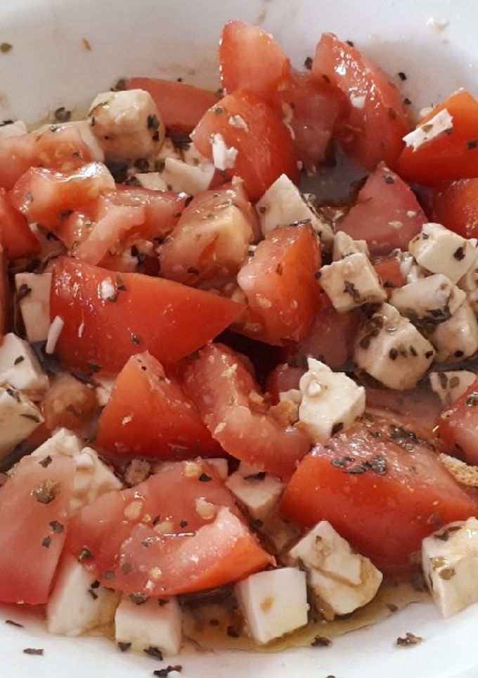 Una foto de 105. Tomate y queso fresco en ensalada