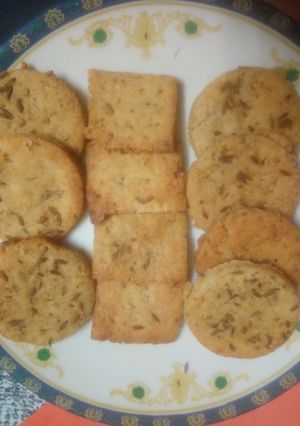 जीरा बिस्कुट(jeera biscuit recipe in hindi) रेसिपी मुख्य फोटो