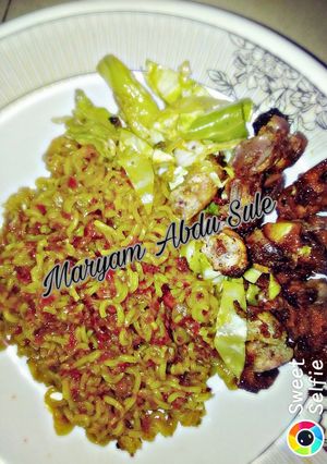A picture of Indomie with liver and gizzards.