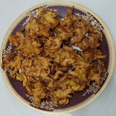 A picture of Piyaz ke Pakoray/ onions fritters.