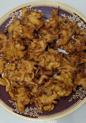 A picture of Piyaz ke Pakoray/ onions fritters.