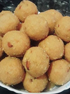 बेसन और सूजी के लड्डू (Besan aur suji ke ladoo recipe in hindi) रेसिपी मुख्य फोटो