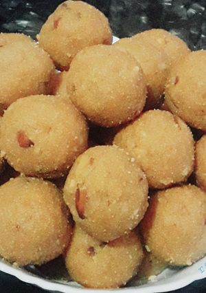 बेसन और सूजी के लड्डू (Besan aur suji ke ladoo recipe in hindi) रेसिपी मुख्य फोटो