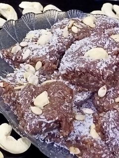 અખરોટ ફજ સેન્ડવીચ (Walnut Fudge Sandwich Recipe in Gujarati) રેસીપી મુખ્ય ફોટો