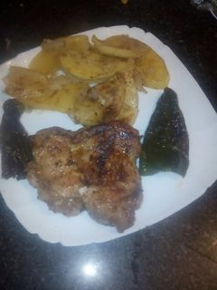 Una foto de Muslos de pollo a la plancha a mi manera con patatas al horno 