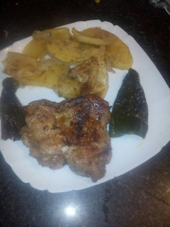 Una foto de Muslos de pollo a la plancha a mi manera con patatas al horno