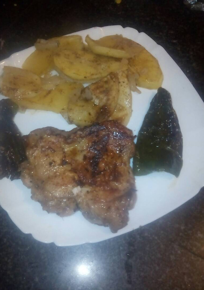 Una foto de Muslos de pollo a la plancha a mi manera con patatas al horno 