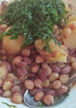 A picture of Potatoes githeri And greens.