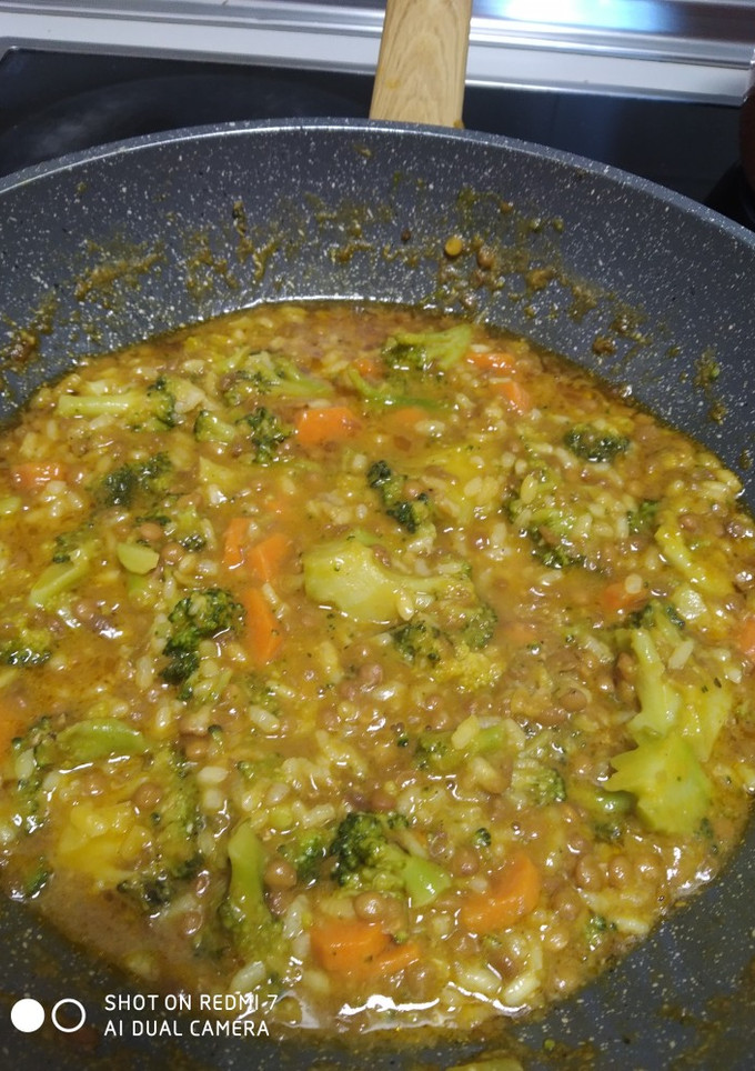 Una foto de Lentejas con arroz al curry 😋
