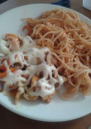 Una foto de Alambre de pollo & spaghetti rojo