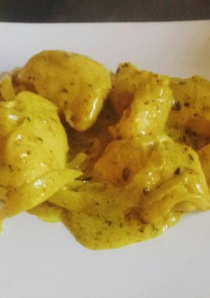 Una foto de Pollo con crema al curry