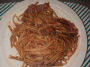 Una foto de tallarines con salsa carne molida
