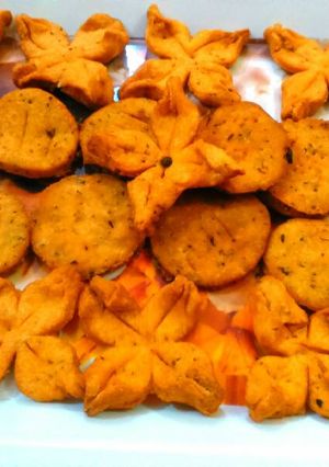 A picture of Mathi.... Namkeen puri.