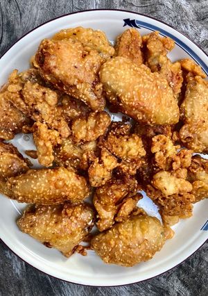 รูปของ ปีกไก่ทอดคลุกงาขาว_กร๊อบกรอบ