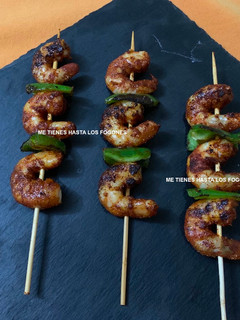 Una foto de Brochetas de langostinos