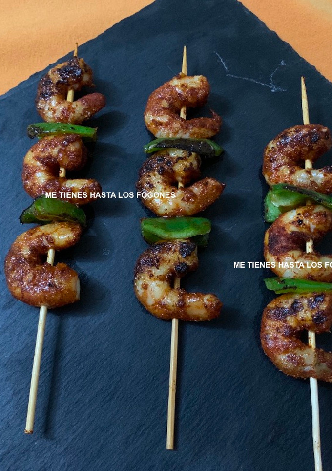 Una foto de Brochetas de langostinos