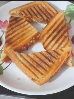 વેજ.પનીર સેન્ડવિચ (Veg Paneer Sandwich Recipe In Gujarati) રેસીપી મુખ્ય ફોટો